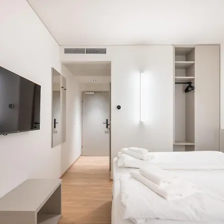 At - Late Arrival Self Check In ホテル *