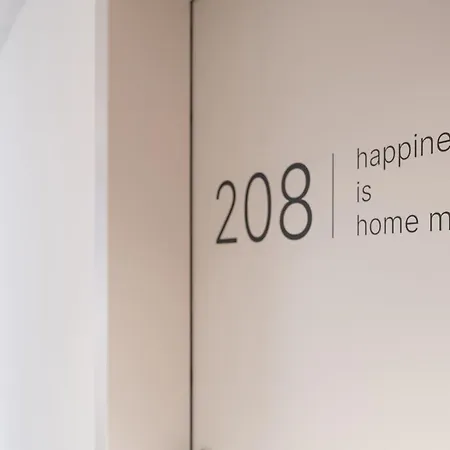 At - Late Arrival Self Check In ホテル *