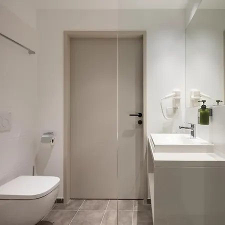 At - Late Arrival Self Check In ホテル *